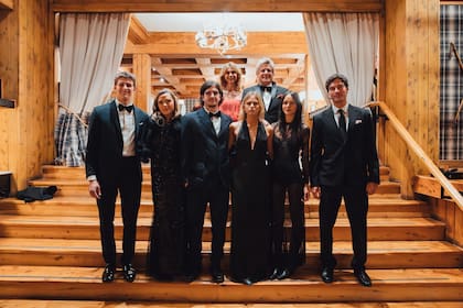 Vicky y Pappo, junto a sus hijos y parejas. De izquierda a derecha: Santino Roca, Alexia de Alzaga, Segundo Mondejar, Mia Roca, Azul Roca y Manuel Padorno