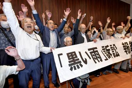 Víctimas de la "lluvia negra" en Japón festejan el fallo del tribunal que, después de 75 años, reconoció las afecciones que sufrieron por la radioactividad de la bomba atómica