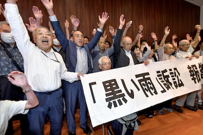 Víctimas de la "lluvia negra" en Japón festejan el fallo del tribunal que, después de 75 años, reconoció las afecciones que sufrieron por la radioactividad de la bomba atómica