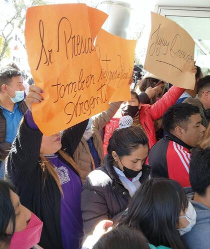 Víctimas de Milagro Sala se presentaron en la puerta de la clínica para esperar al Presidente