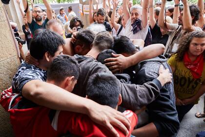 Víctimas y familiares se abrazan luego de conocerse el veredicto, el lunes pasado