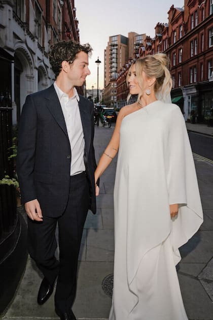 Victoire y Phil, en la tarde del sábado 26, listos para la recepción de la noche. Para este evento, la empresaria eligió un diseño con un solo hombro de The Row, la marca que hacen las gemelas Olsen, hecho a medida. "Con esta panza, el outfit fue un desafío", admitió. Según los cálculos, Charlotte Helene, la primera hija de la pareja, nacerá en julio.