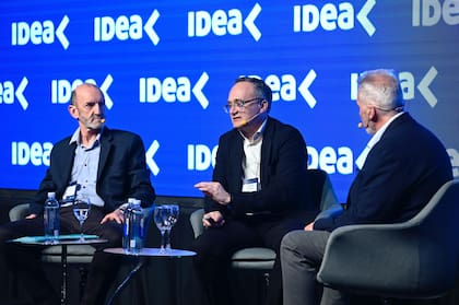 Víctor Accastello, subgerente General de la Asociación de Cooperativas Argentinas (ACA); Gustavo Idígoras, presidente de Ciara-CEC, y Enrique Humanes, director de Trafigura y moderador del panel