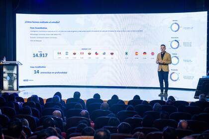 Víctor Aguado Martín, gerente de Investigación y Posicionamiento de Marca de Telefónica, durante la presentación del estudio