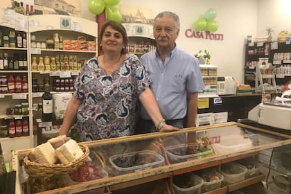 Víctor Álvarez y su mujer Silvia en el negocio del nuevo mercado de Belgrano