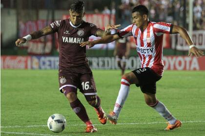 Víctor Ayala intenta liderar un ataque de Lanús