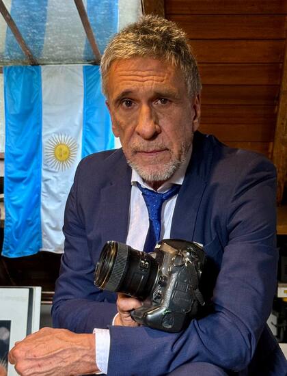 Víctor Bugge con la máquina que adora y lo acompañó durante años, una Nikkon D4. A los 68 años, anunció su retiro de la actividad