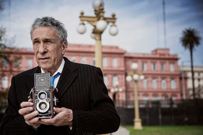 Víctor Bugge con su primera cámara, una Rollei formato 6 x 6