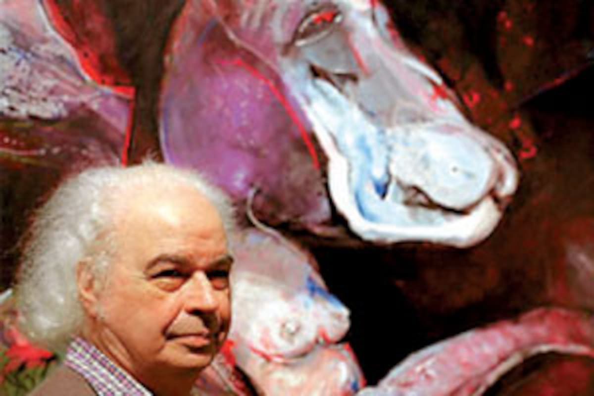 Víctor Chab, junto a una de sus obras con animales