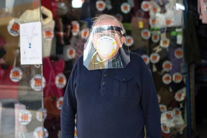 Víctor. Comercio: Venta de ropa. ¿Cómo es el trato con los clientes? “Las ventas van muy despacio, la gente no viene, vendemos solamente online”.