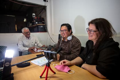 Víctor Daniel Vallejo da clases desde la radio local para llegar a los pueblos aislados