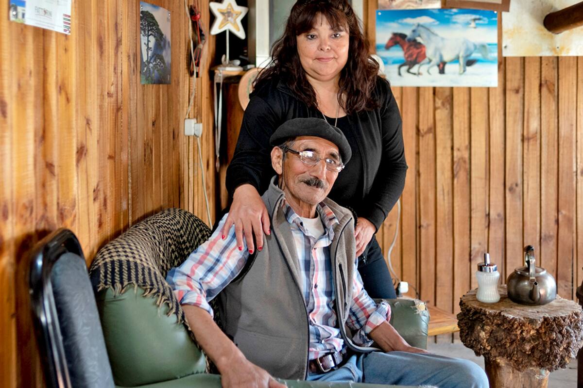 Víctor Díaz, junto a su hija Isabel, que también fue una de las primeras infectadas