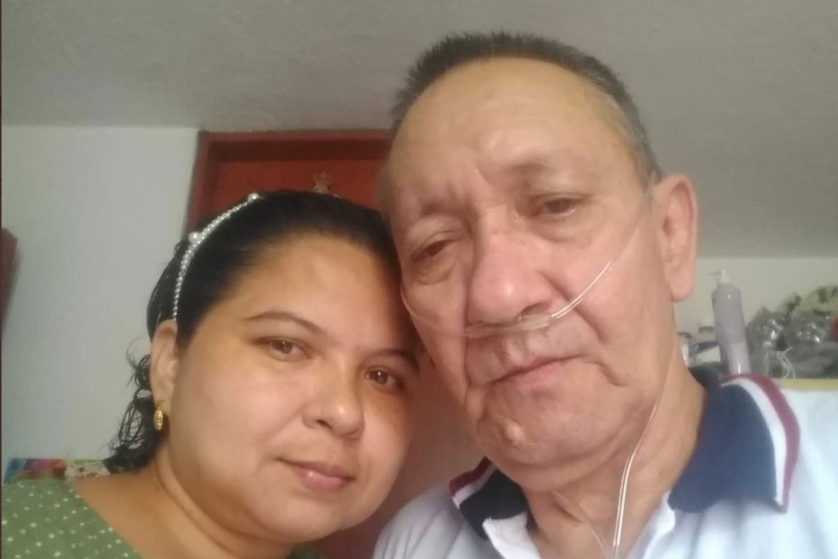 Víctor Escobar junto a su pareja, Diana