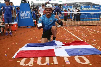 Víctor Estrella festeja con la bandera de Dominicana