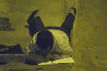 Víctor fue grabado por las cámaras de seguridad mientras estudiaba en la calle