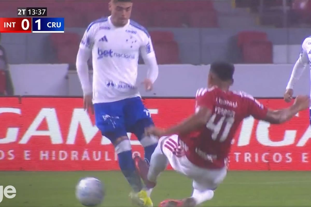 Víctor Gabriel y una falta durísima sobre Gabriel Pec, que se fracturó la tibia izquierda. El futbolista autor de la infracción recibió un castigo duro e inusual