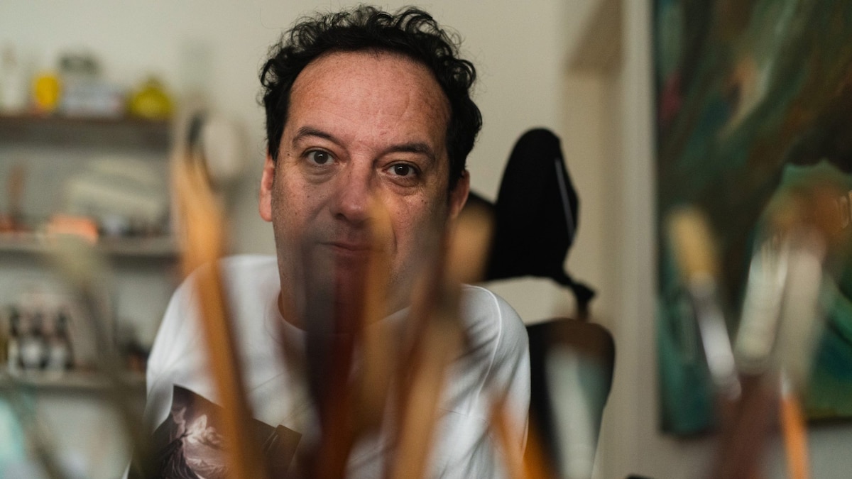Víctor Gancedo utiliza adaptaciones y apoyo profesional para continuar su obra artística en su taller.
