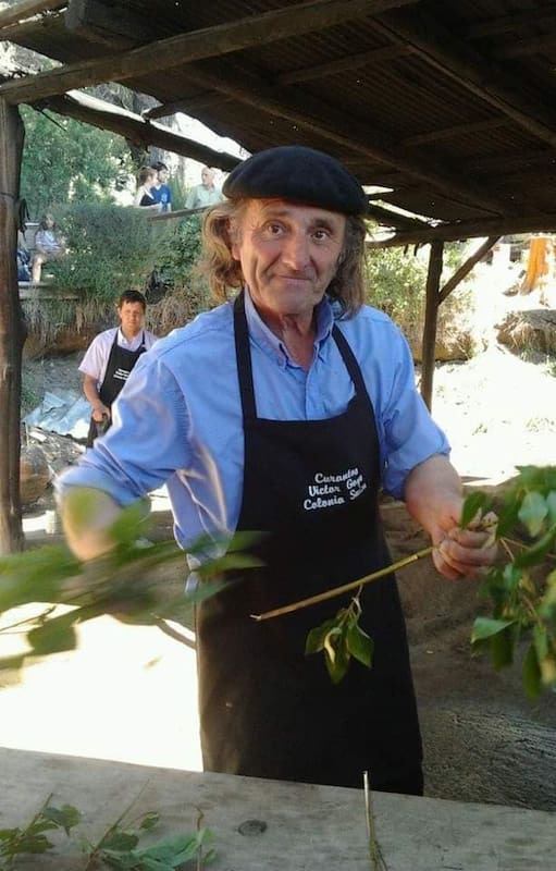 Víctor Goye. A los 80 años, sigue al frente del curanto familiar que sirve miércoles y domingos.