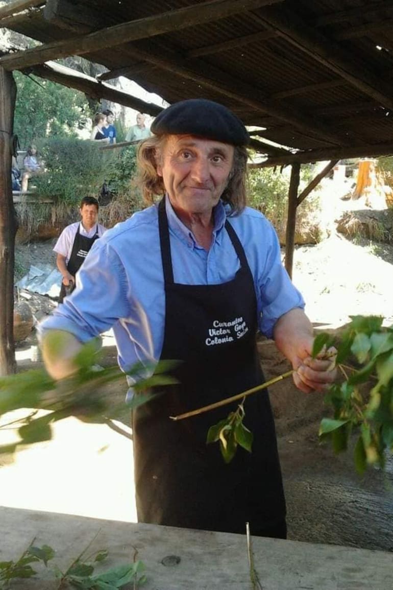 Víctor Goye. A los 80 años, sigue al frente del curanto familiar que sirve miércoles y domingos.