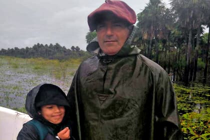 Víctor Hugo Masat junto a Juan, su hijo de ocho años, en una recorrida en lancha por su campo