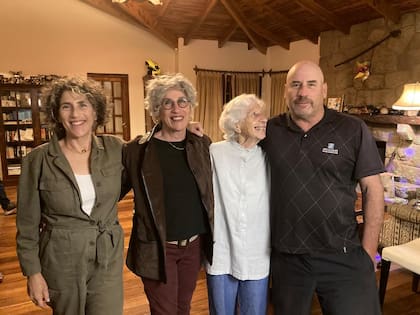 Víctor junto a sus hermanas y su madre, de 92 años.