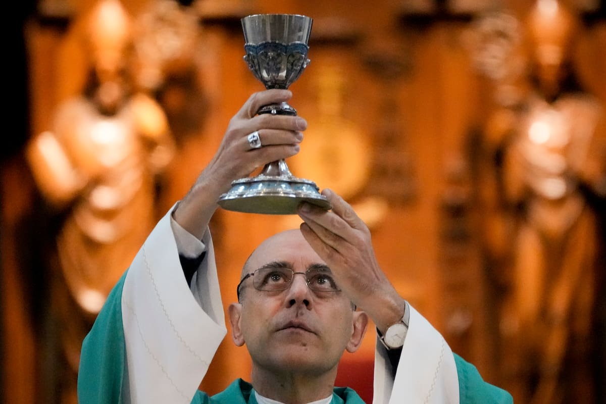 Víctor Manuel Fernández, arzobispo de La Plata, oficiando una misa en la catedral de La Plata (AP Foto/Natacha Pisarenko)