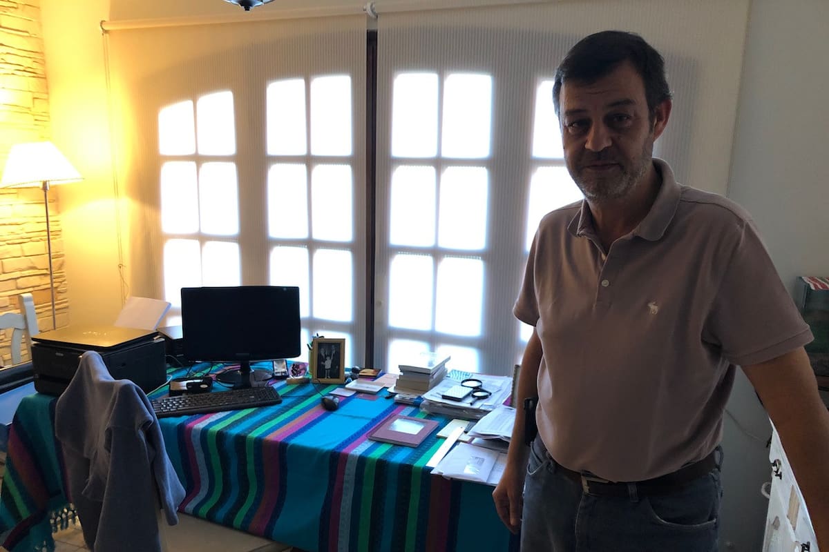 Víctor Manzanares frente al escritorio de su casa, en Río Gallegos; luego de recibir amenazas, cuenta con protección de Gendarmería.