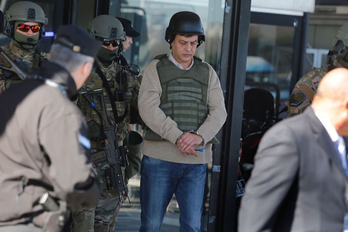 Víctor Manzanares llega a Aeroparque