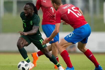 Victor Moses, volante de Nigeria en el amistoso que jugo con República Checa