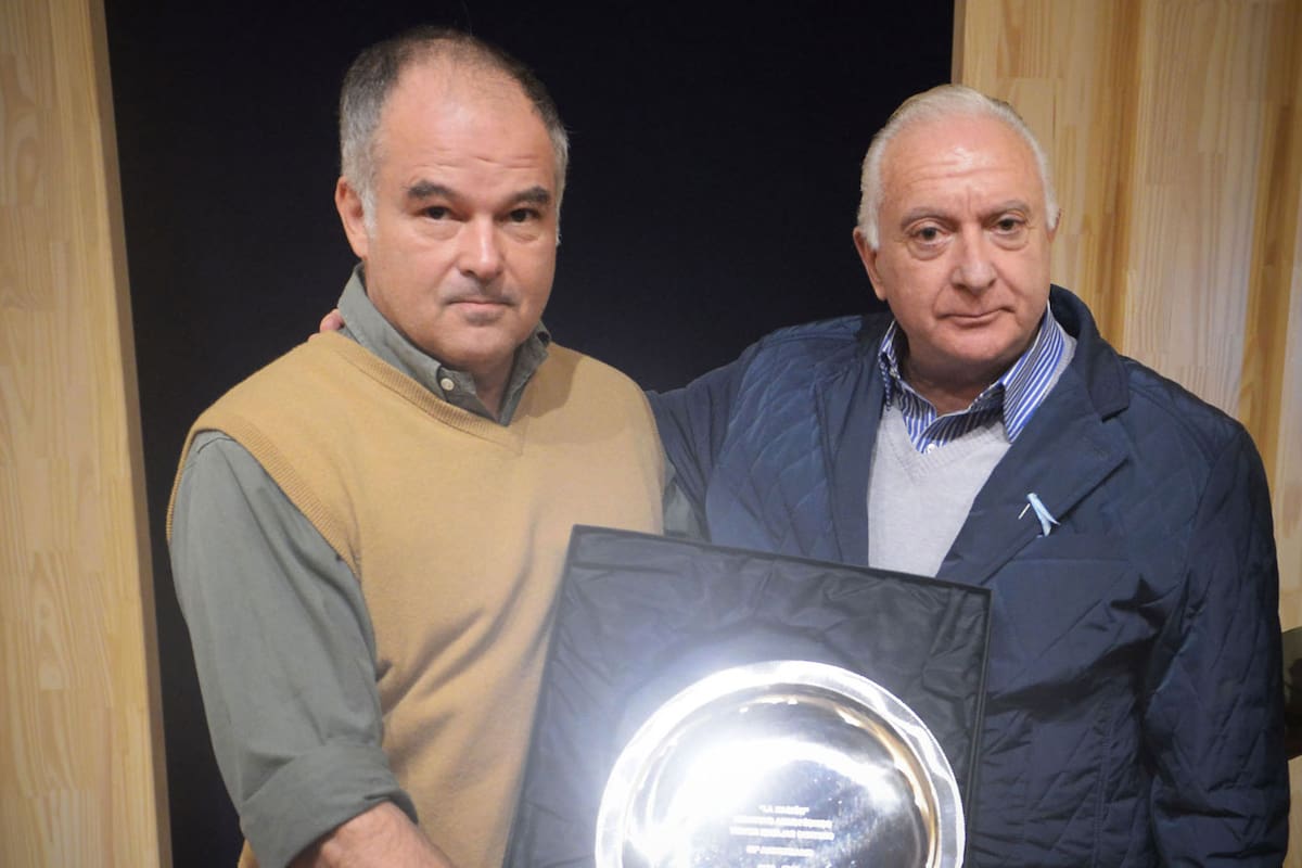 Víctor Navajas, directivo de Las Marías, y Norberto Frigerio, de LA NACION, en la entrega de un recordatorio a la empresa vinculada con el Instituto Agrotécnico Víctor Navajas Centeno