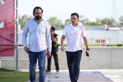 Víctor Orta (izquierda), director deportivo de Sevilla, junto al actual presidente del club, José María del Nido Carrasco