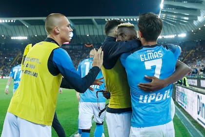 Victor Osimhen logró el gol del empate que le dio a Napoli la consagración en su visita a Udinese, que se imponía 1 a 0