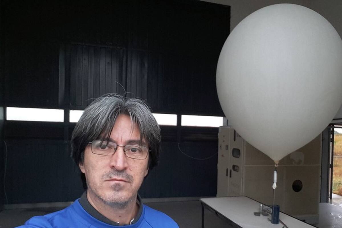 Víctor Oviedo lanza a diario un globo sonda en la estación meteorológica de Córdoba, Argentina, que recolectará datos que ayudarán a los pronósticos meteorológicos