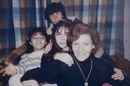 Victor Saldaño junto a su familia, cuando era pequeño