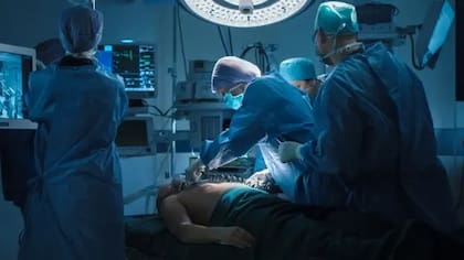 Víctor Sueiro tuvo un paro cardiorrespiratorio y debió ser "resucitado" mediante un desfribrilador (imagen ilustrativa)