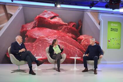 Víctor Tonelli, consultor ganadero, y Javier Martínez del Valle, de la Asociación Argentina de Angus, con Mariana Reinke, periodista de LA NACION Campo