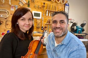 Víctor Vélez lleva más de una década instalado en Estonia, donde fabrica violines