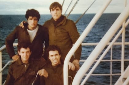 Víctor Villagra (el de arriba a la izquierda)
después de la rendición. Por eso se los ve sin armas