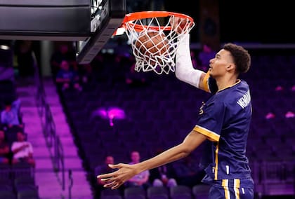Victor Wembanyama clava la pelota durante el calentamiento antes de un juego de exhibición contra G League Ignite: allí impactó a los ojeadores de la NBA