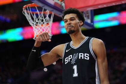 Victor Wembanyama de los Spurs de San Antonio reacciona en el encuentro ante los 76ers de Filadelfia el lunes 23 de diciembre del 2024.