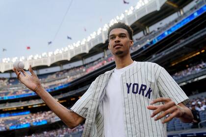 Victor Wembanyama hizo el primer lanzamiento del juego New York Yankees y Seattle Mariners