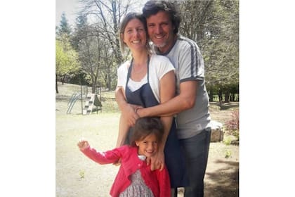 Víctor y Eugenia con Emilia, en los jardines de la hostería.