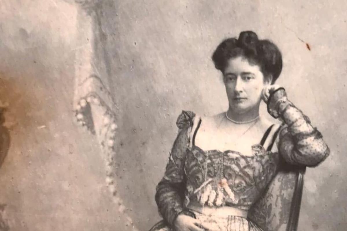 Victoria Aguirre de joven, elegantemente vestida.