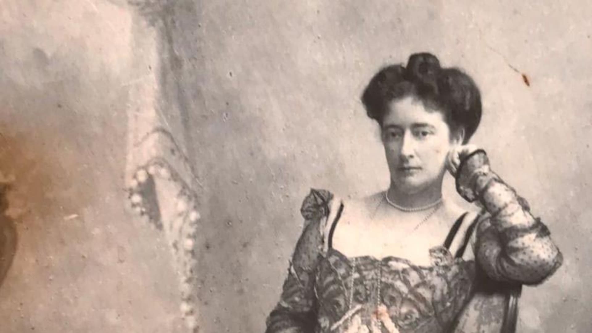 Victoria Aguirre de joven, elegantemente vestida.