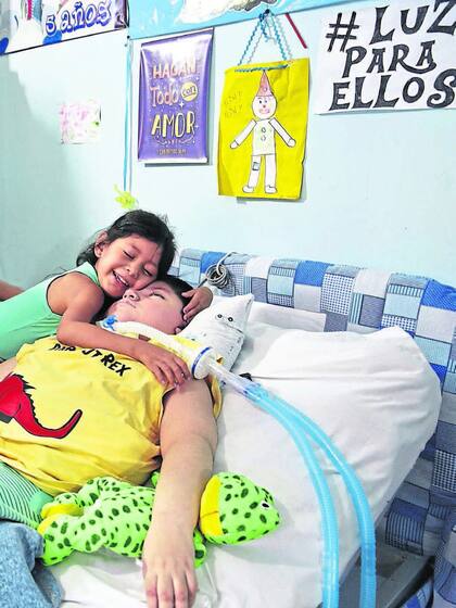 Victoria abraza a su hermano Lautaro, bajo la mirada de Víctor, su papá
