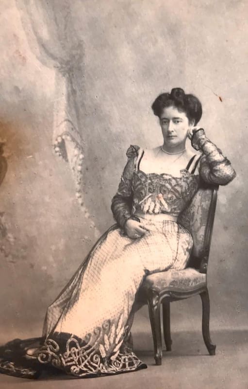 Victoria Aguirre de joven, elegantemente vestida.