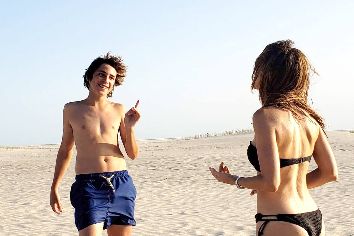 Victoria Algorta junto a su hijo Benito, de 15 años, en la playa de Parque del Plata