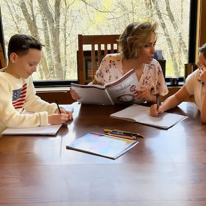 Victoria ayudando a sus hijos con las tareas del colegio. Foto/Instagram: @chefvickvannucci