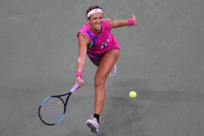 Victoria Azarenka de Bielorrusia devuelve una volea durante su partido de tercera ronda de mujeres singles contra Iga Swiatek de Polonia en el sexto día del Abierto de EE. UU.