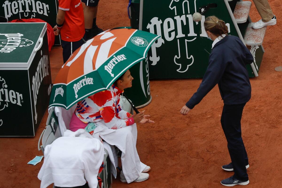 Victoria Azarenka en pleno debate con las autoridades; la jugadora de belarús decidió abandonar la cancha por el frío en el comienzo de un Roland Garros muy distinto